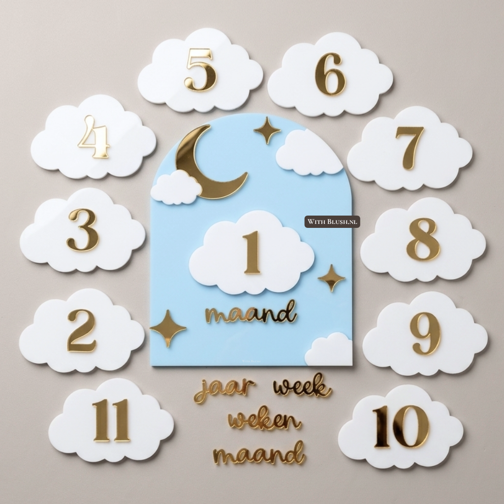 Mijlpaalbord baby van babyblauw en goud plexiglas met wolkjes en maan.