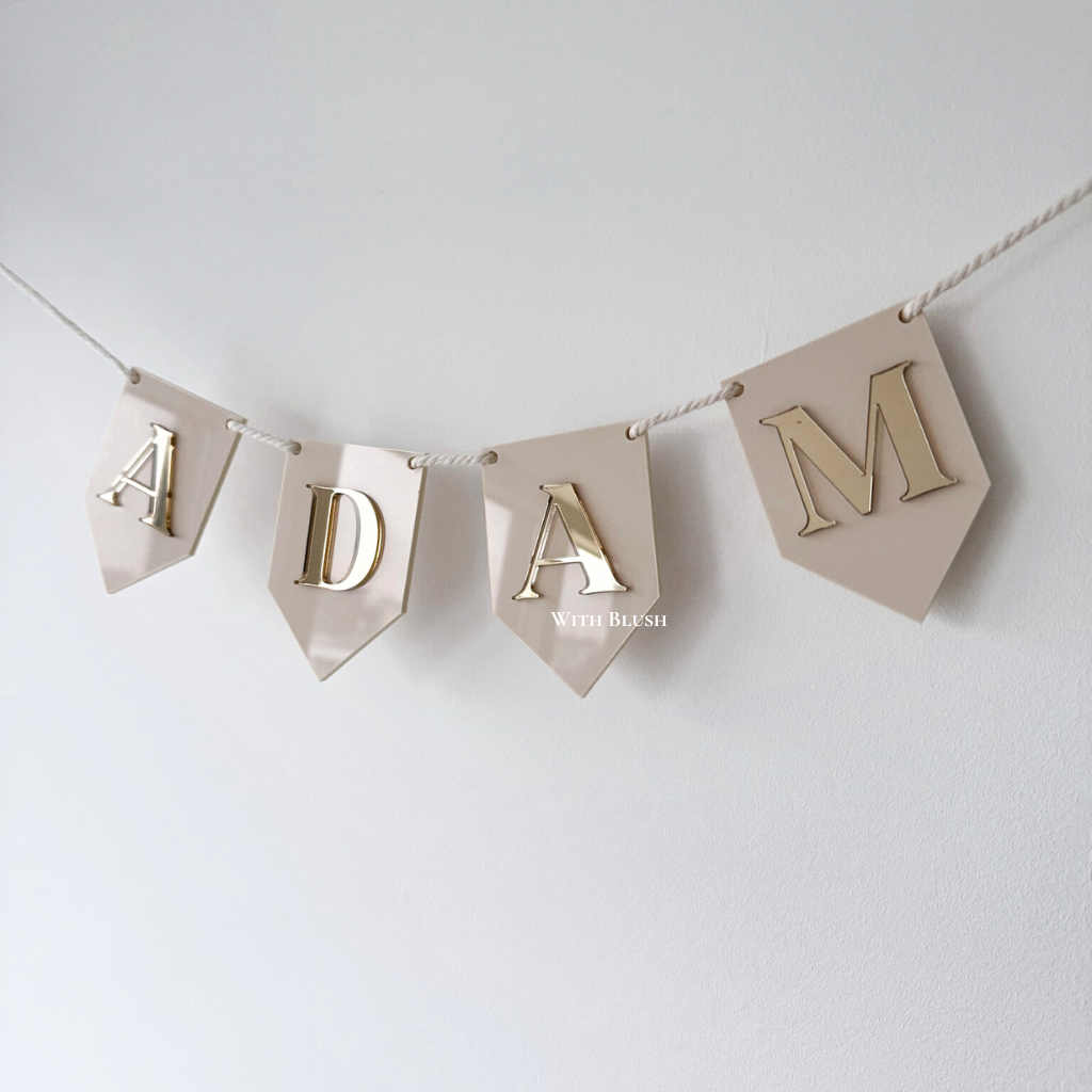 gepersonaliseerde vlaggenlijn met naam van gekleurd plexiglas en goud spiegel plexiglas