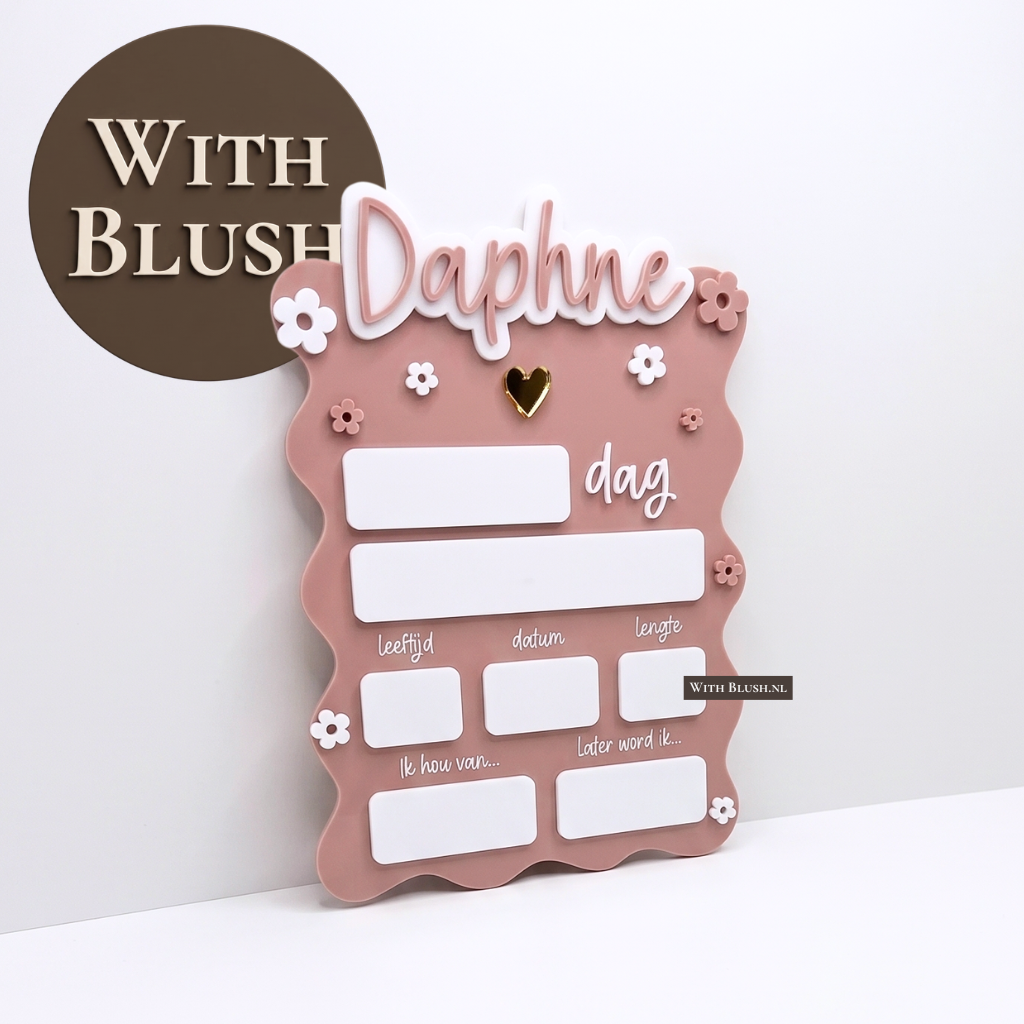 Gepersonaliseerd wavy mijlpaalbord voor kinderen, versierd met schattige witte en roze plexiglas bloemetjes. Perfect als invulbord voor de eerste schooldag.