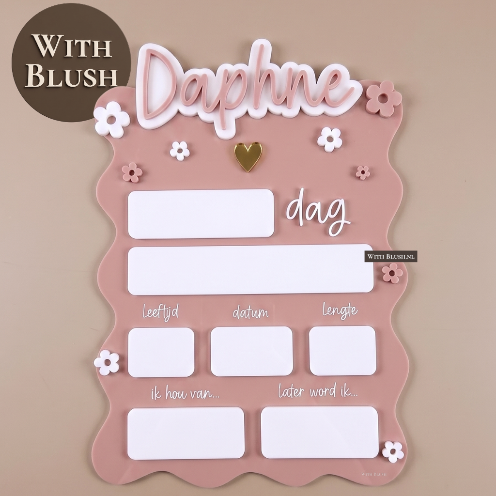 Gepersonaliseerd wavy mijlpaalbord voor kinderen, versierd met schattige witte en roze plexiglas bloemetjes. Perfect als invulbord voor de eerste schooldag.