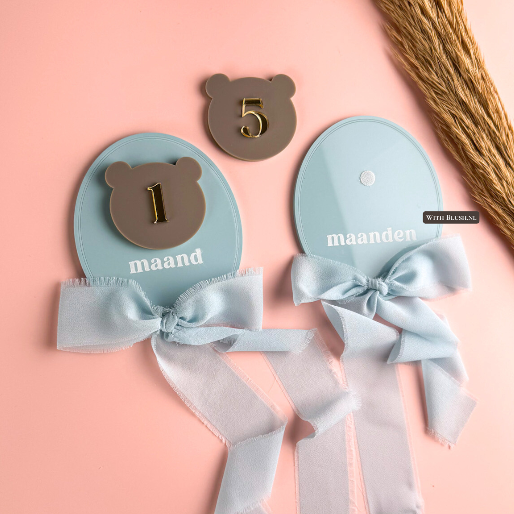 vintage lichtblauwe baby mijlpaalkaarten van plexiglas met teddybeertjes