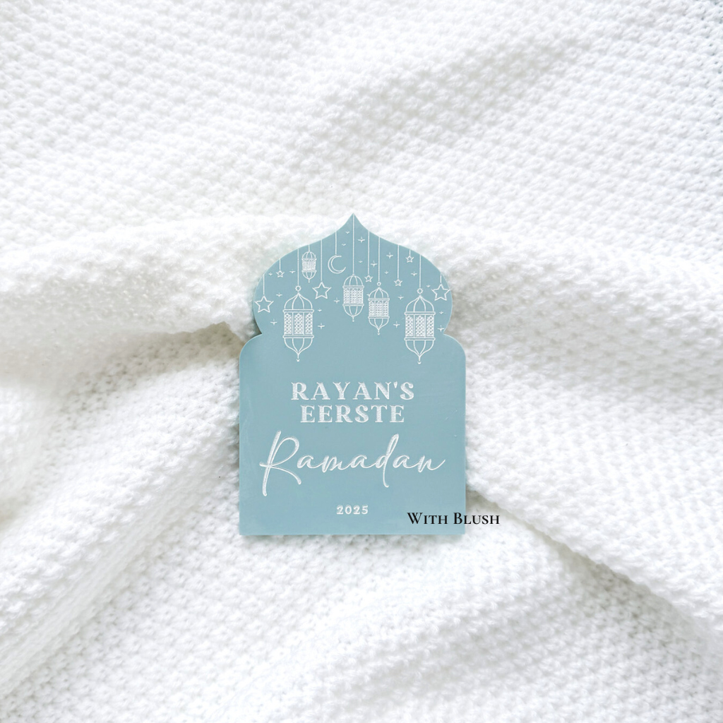 Houten of plexiglas naambord in moskee-vorm met fijne gravures van sterren, een maan en lantaarns, ideaal als Ramadan cadeau of sfeervolle versiering.