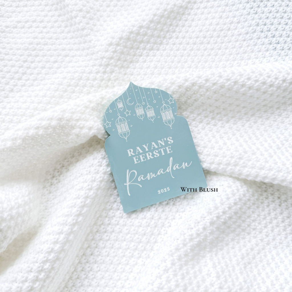 Ramadan naambord in de vorm van een moskee, beschikbaar in hout of plexiglas, met gegraveerde sterren, maan en lantaarns.