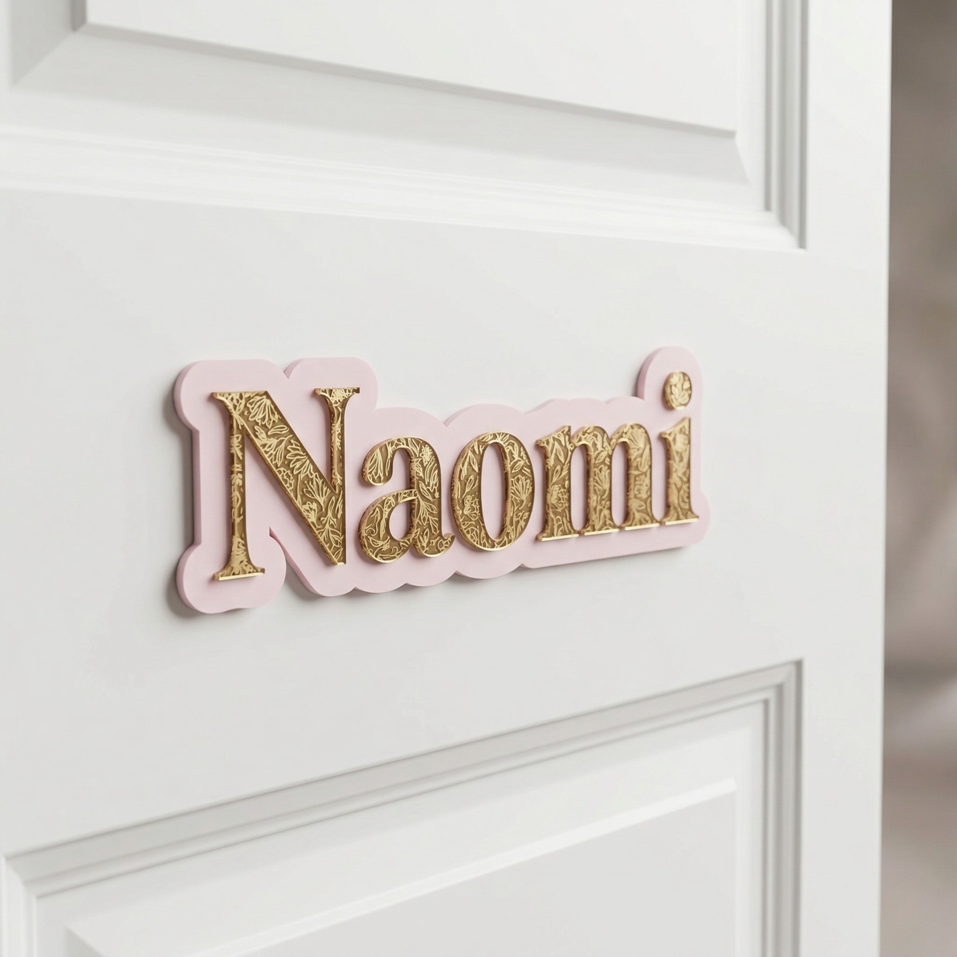 Detail van spiegelend acryl met uitgesneden bloemenmotief en naam in een dubbellaags ontwerp