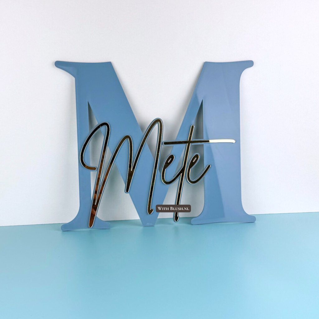 Blauw plexiglas naambord met naam en initiaal in spiegelgoud acryl