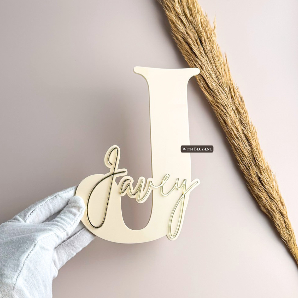 Beige mat acryl naambord met naam en letter in spiegelgoud acryl