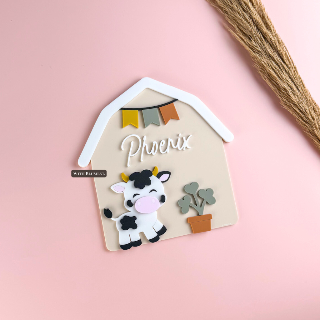 gepersonaliseerd naambordje kalfje (baby koe) bij een schuurtje met vlaggetjes van plexiglas