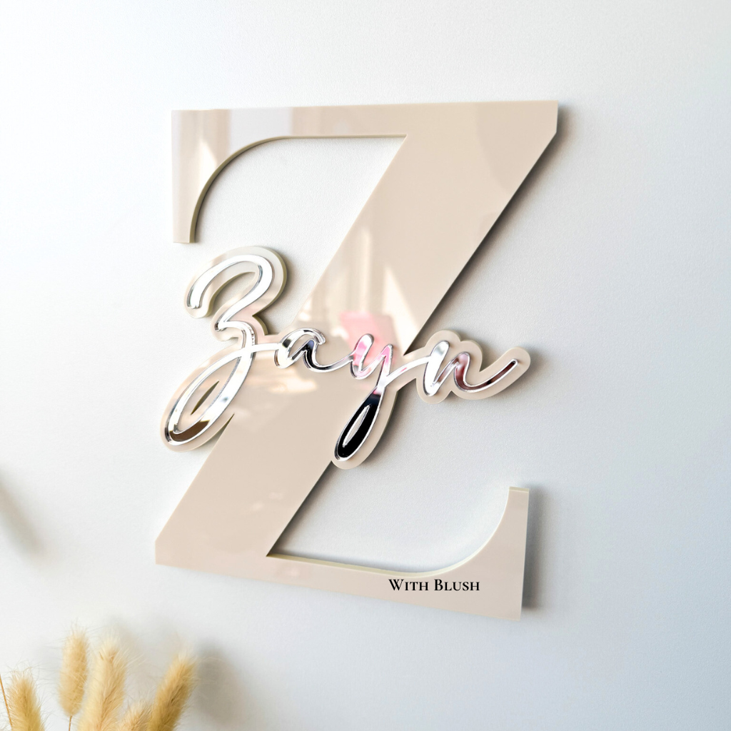 Gepersonaliseerd naambord in de vorm van een letter, uitgevoerd in plexiglas met een naam in het midden.