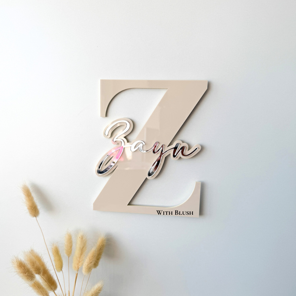 Gepersonaliseerd naambord in plexiglas met een stijlvolle naam in het midden van de letter, perfect als cadeau.