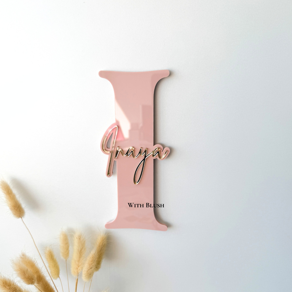 Gepersonaliseerd naambord in plexiglas met een naam op maat, perfect voor een moderne en persoonlijke woninginrichting.