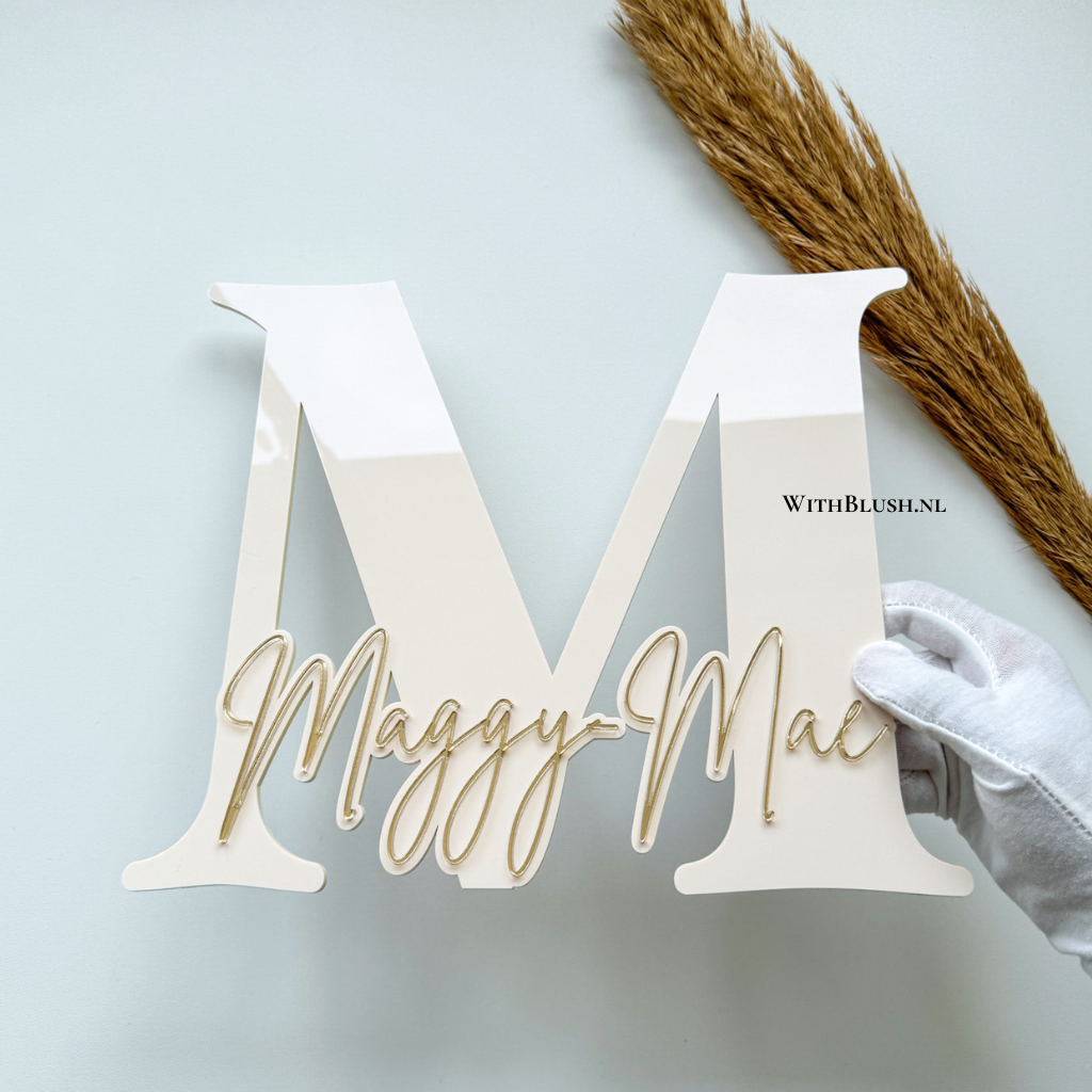 beige plexiglas naambord letter gepersonaliseerd met naam