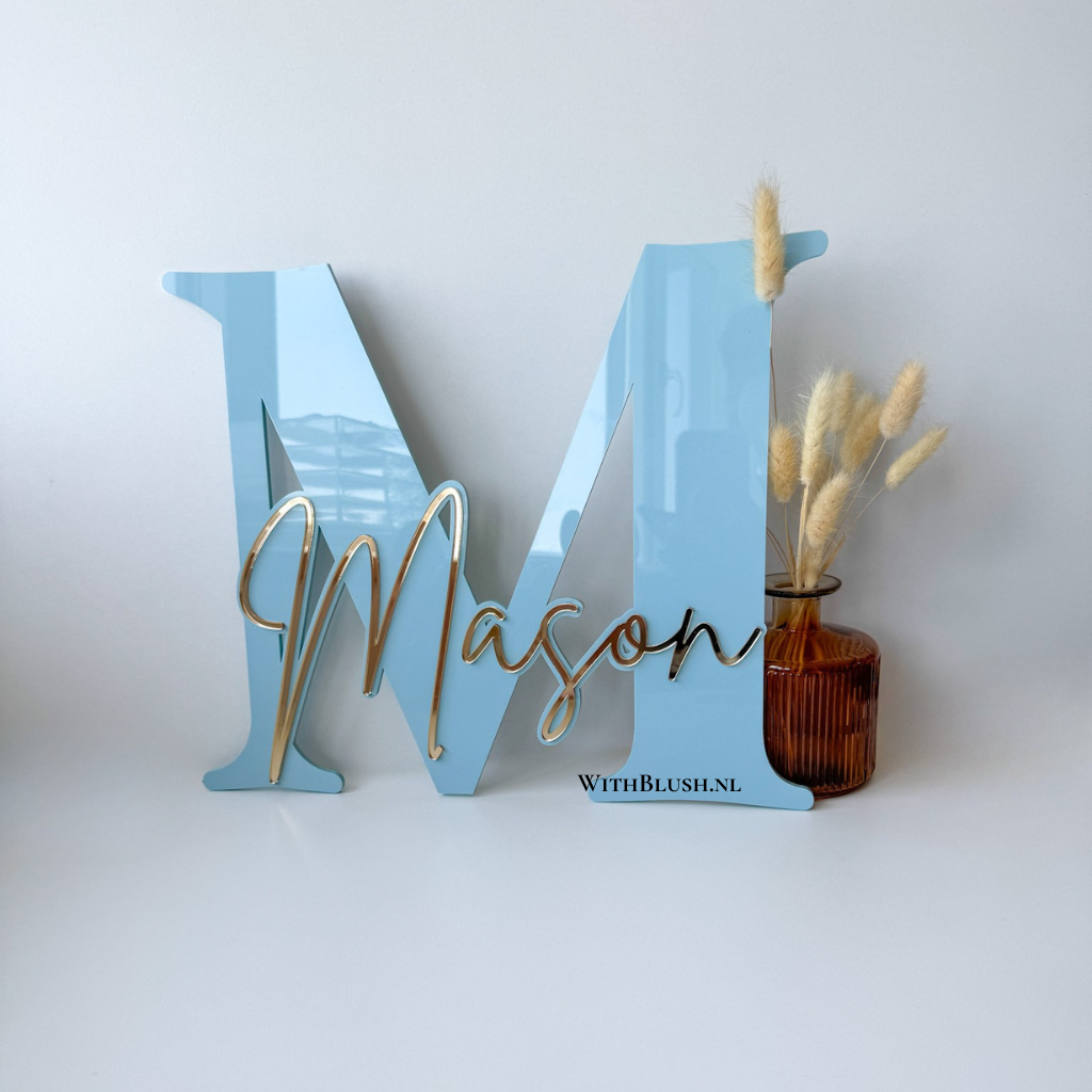 blauw letter van plexiglas gepersonaliseerd met goud plexiglas naam