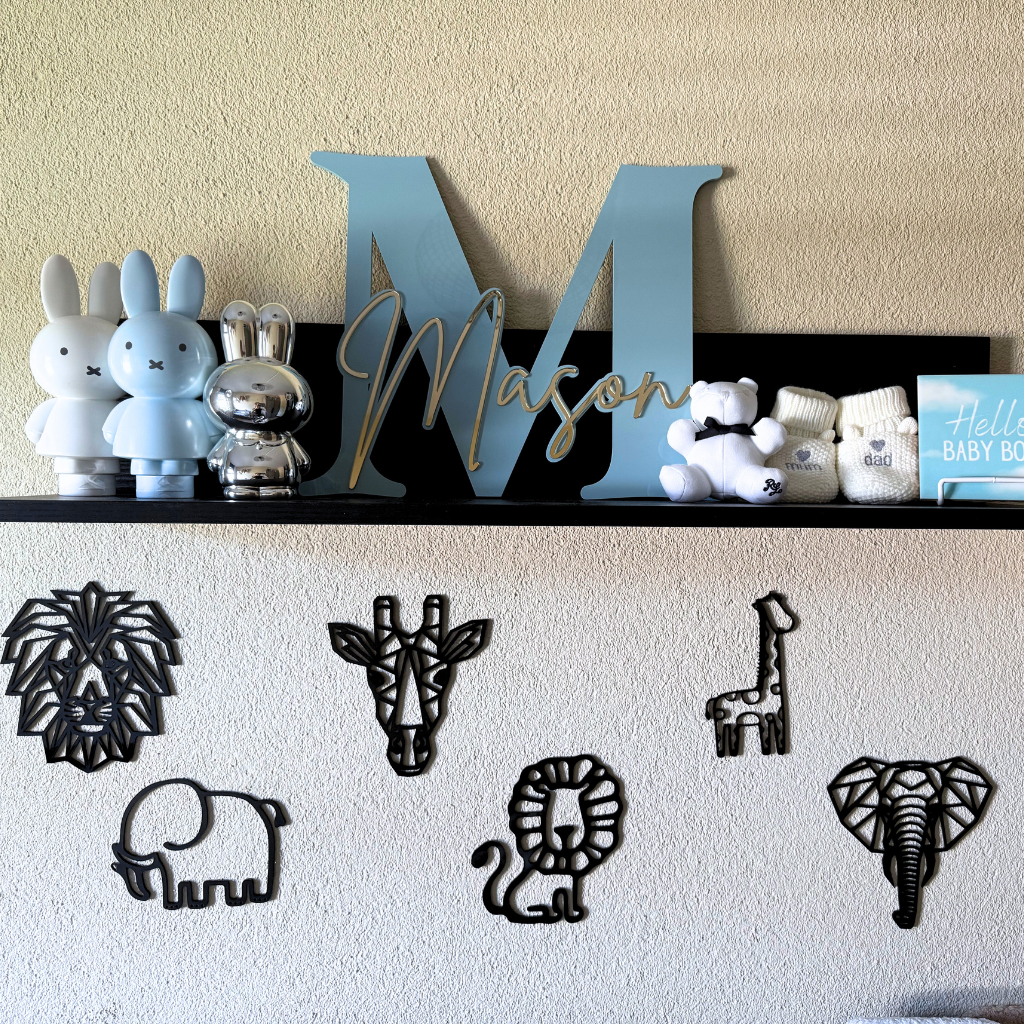 initiaal naambord van gekleurd blauw plexiglas gepersonaliseerd met naam van goud plexiglas