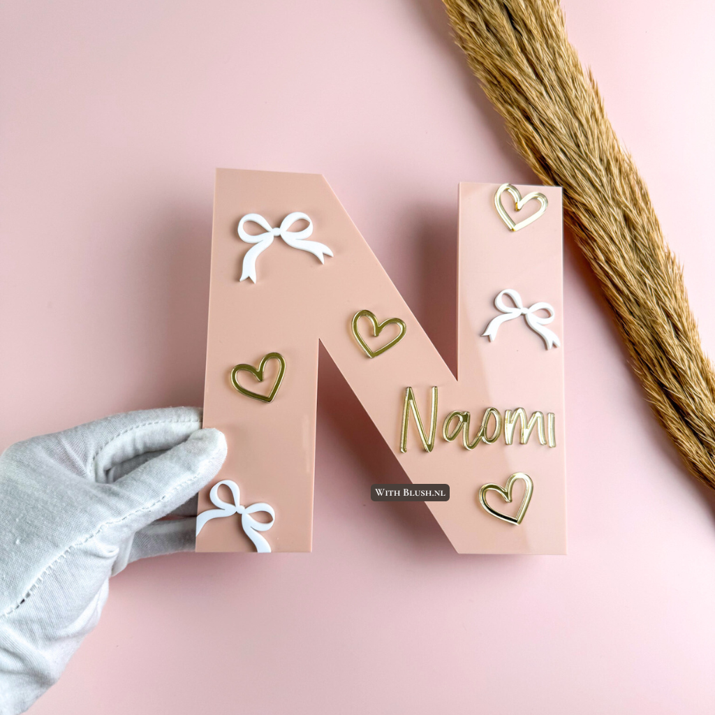 gepersonaliseerd naambordje met letter en naam met strikjes en hartjes van spiegel plexiglas