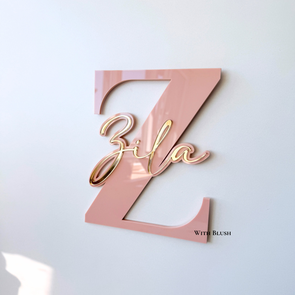 gepersonaliseerd naambord letter met naam, letter in roze glanzend plexiglas en de naam in goud spiegel plexiglas