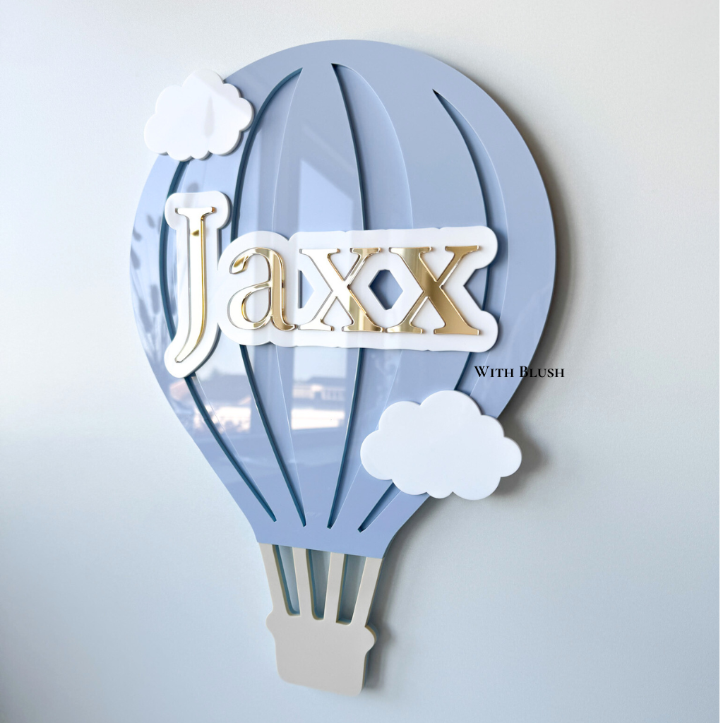 gepersonaliseerde luchtballon met wolken en naam van gekleurd plexiglas