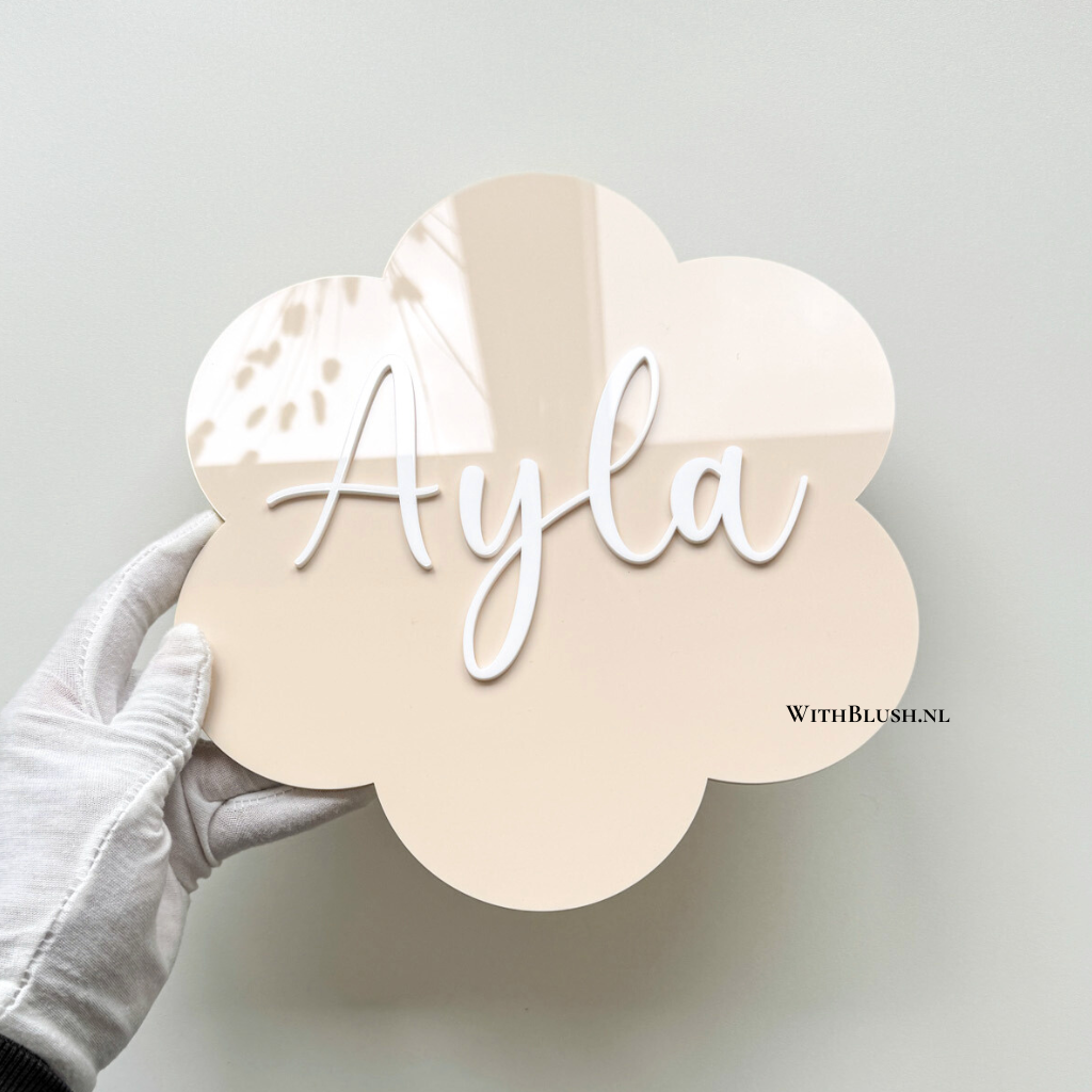 gepersonaliseerd geboortebord met naam in de vorm van een madeliefje van acryl