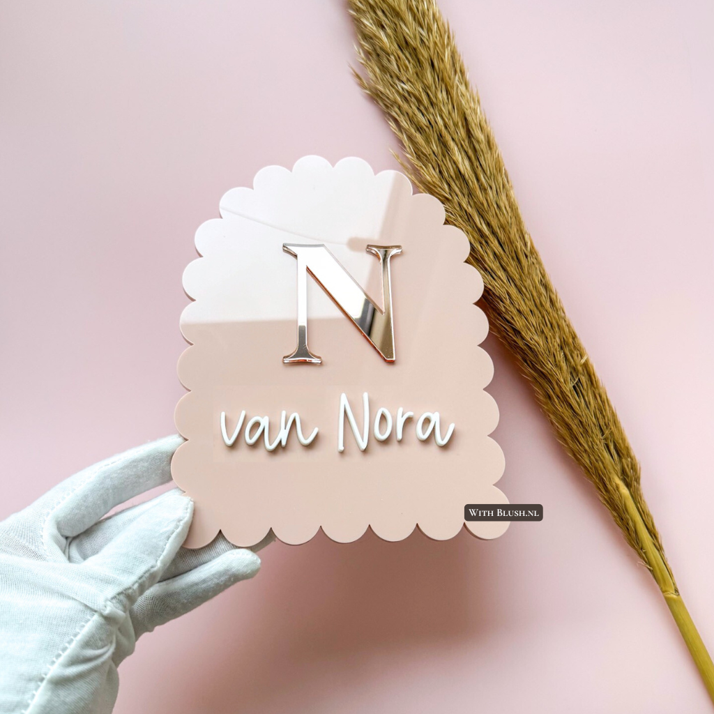 gepersonaliseerd naambord initiaal en naam gebogen golvende rand