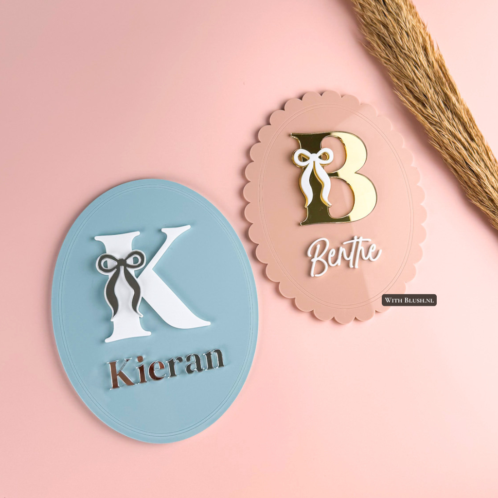 Naambord Ovaal Vintage| Letter met Strikje en Naam