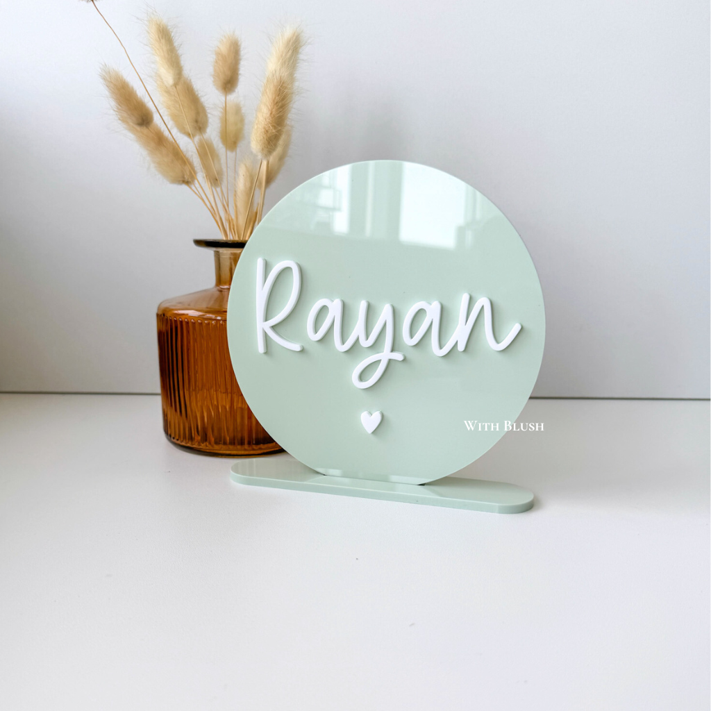 gepersonaliseerd ronde naambord van plexiglas in de kleur jade met naam op een standaard