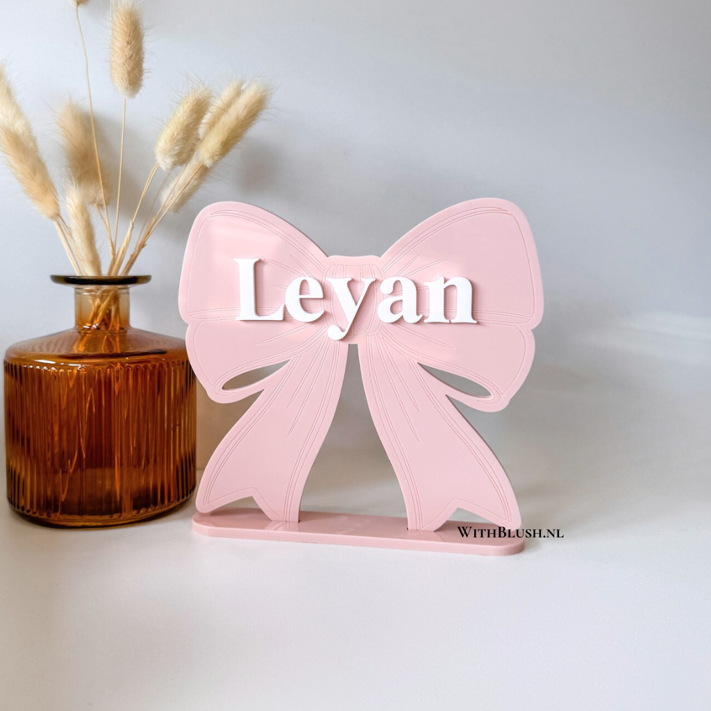 mauve plexiglas gepersonaliseerd met wit plexiglas naam