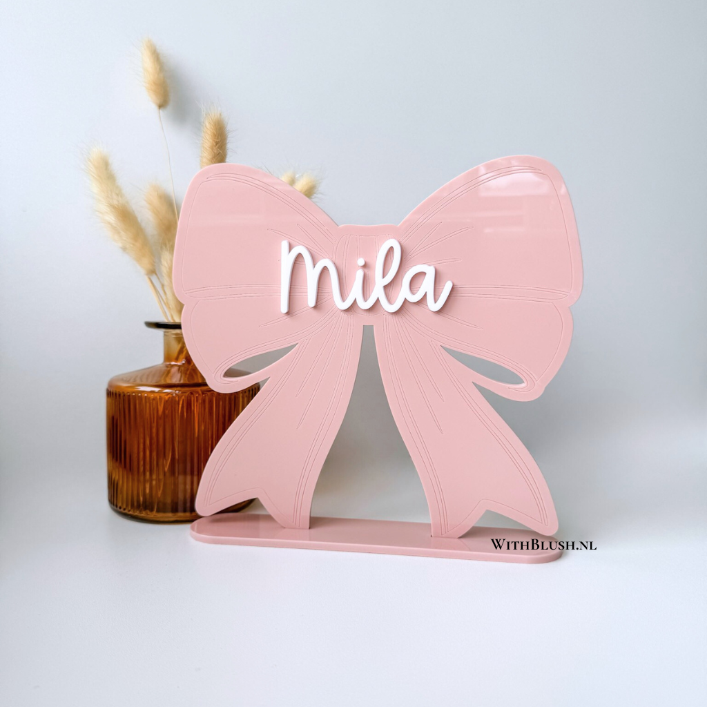 roze plexiglas strik met naam van wit plexiglas