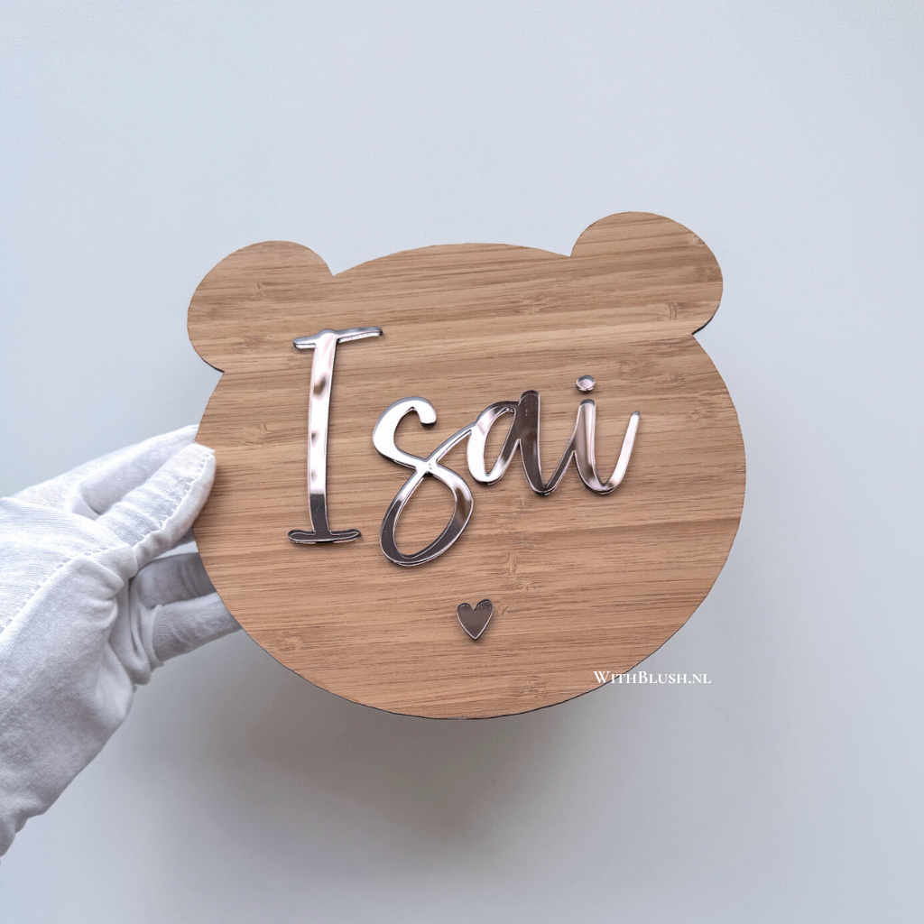 bamboe geboortebord met naam in de vorm van een teddy