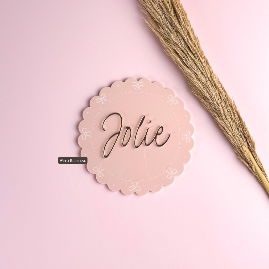 Vintage scallop rond naambord van roze plexiglas kunststof met gegraveerde strikjes en uitgesneden naam in rosegoud spiegel plexiglas