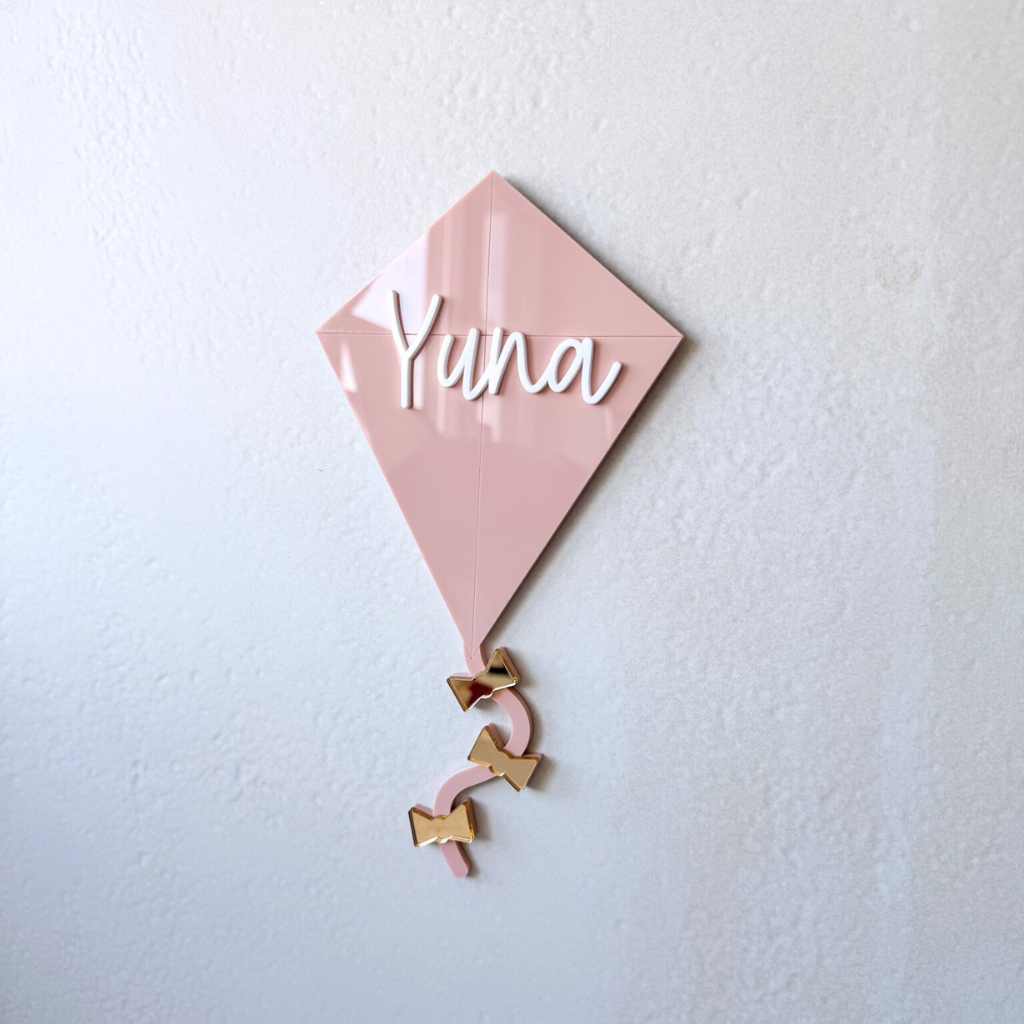 vlieger naambord met strikjes van gekleurd plexiglas