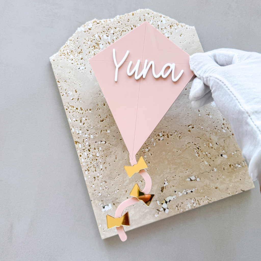 vlieger naambord gemaakt van gekleurd roze plexiglas