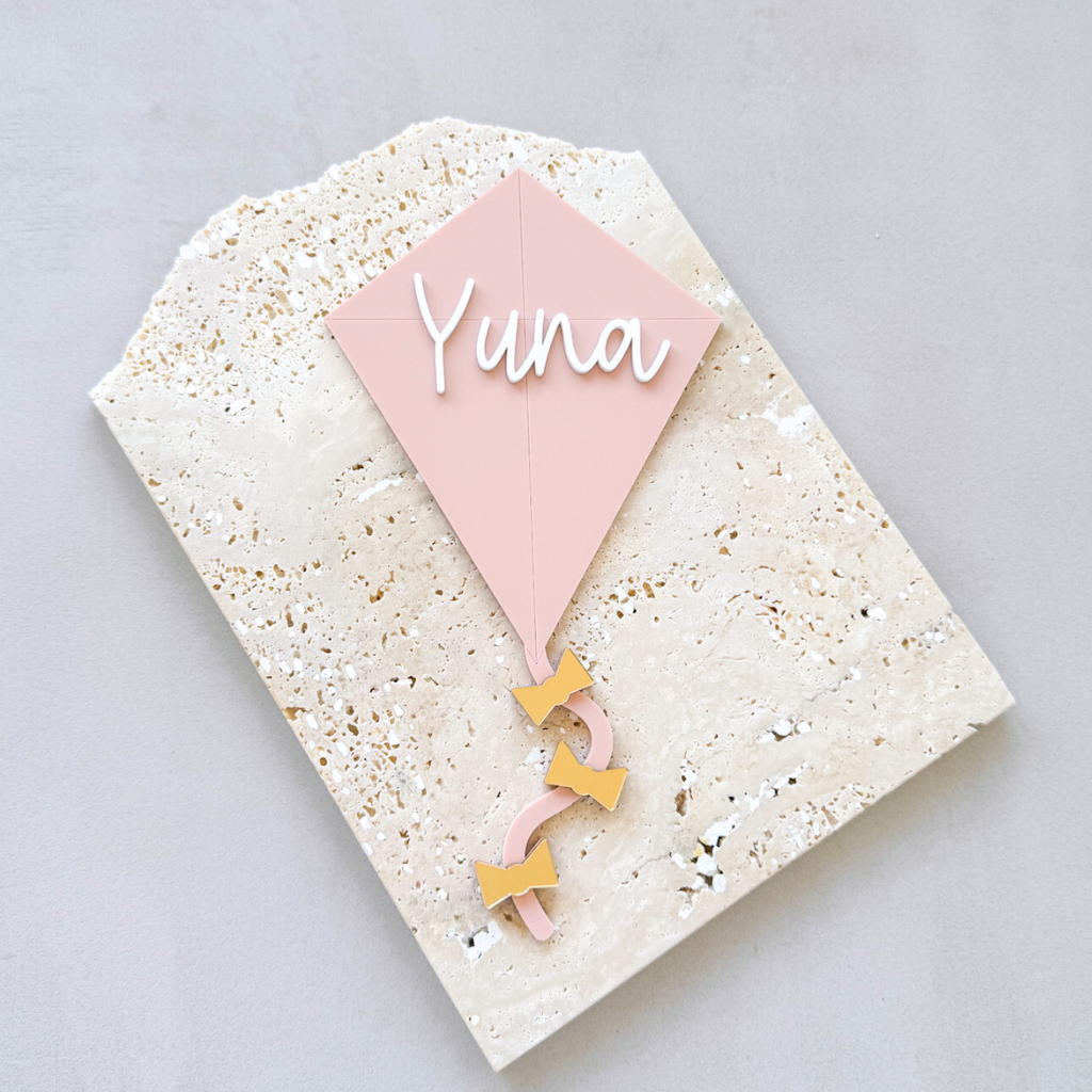 gepersonalieerd naambordje in de vorm van een vlieger met schattige strikjes