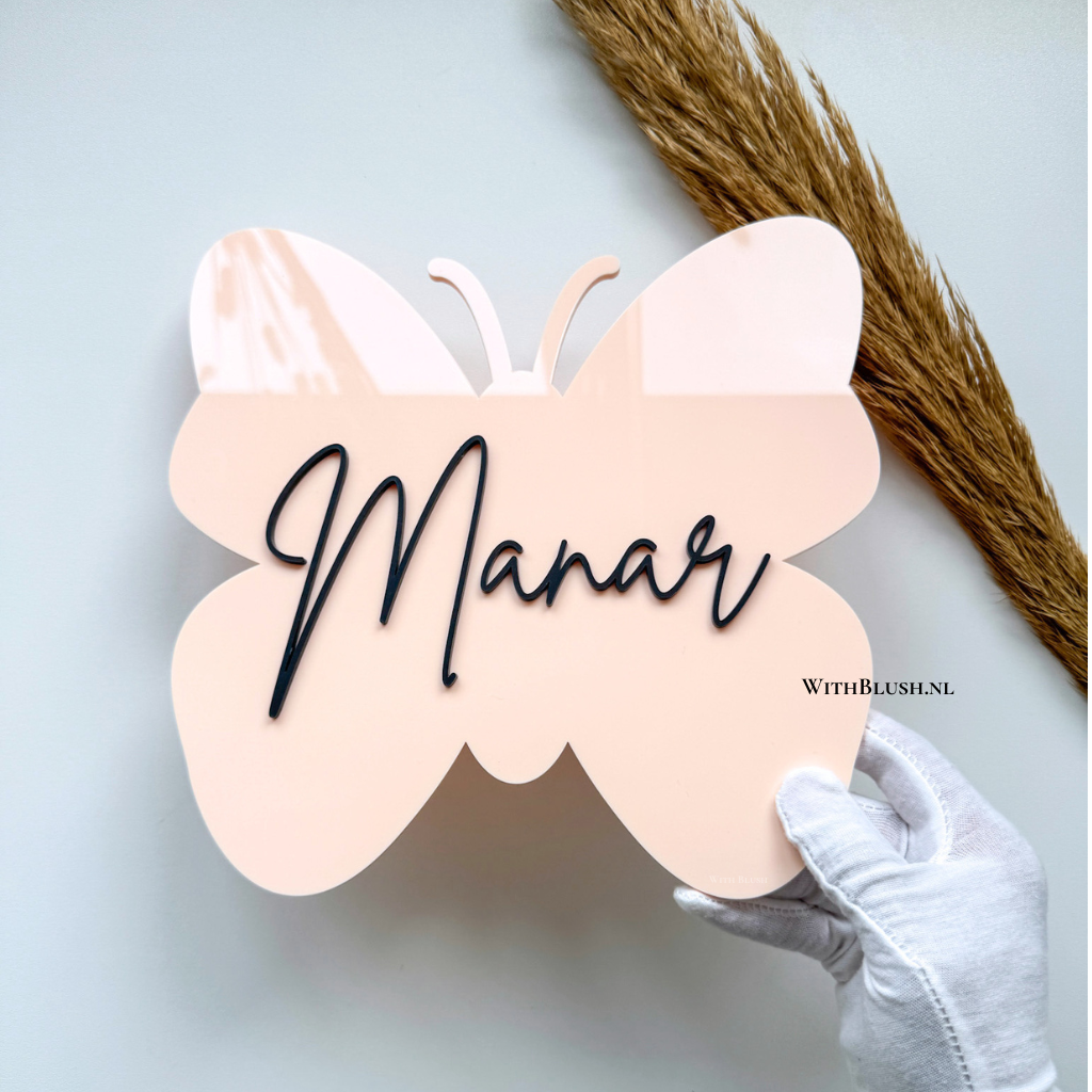 geboortebord in de vorm van een vlinder van Peach plexiglas