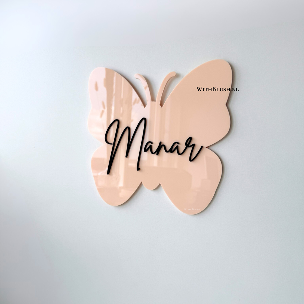 gepersonaliseerd geboortelijst van een vlinder in pastel zalm kleur met naam uitgesneden van gekleurd plexiglas