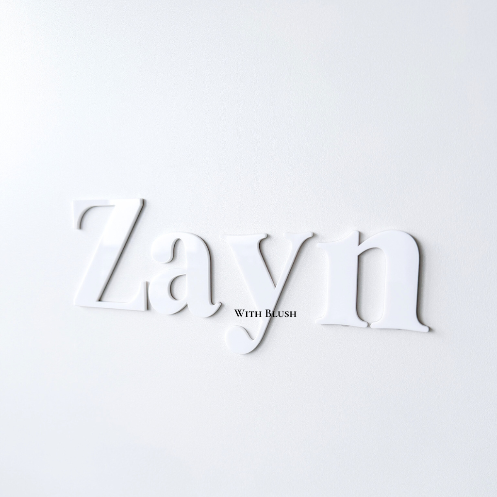 Gepersonaliseerde naamletters van hout en plexiglas, muurletters van wit glanzend plexiglas