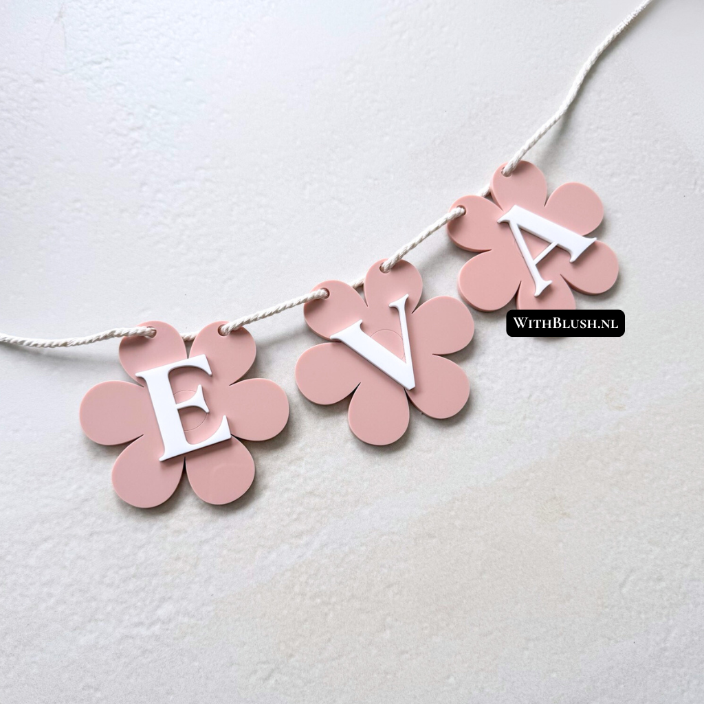 Gepersonaliseerde bloemen naamslinger in madeliefjesvorm, samengesteld met gewenste naam