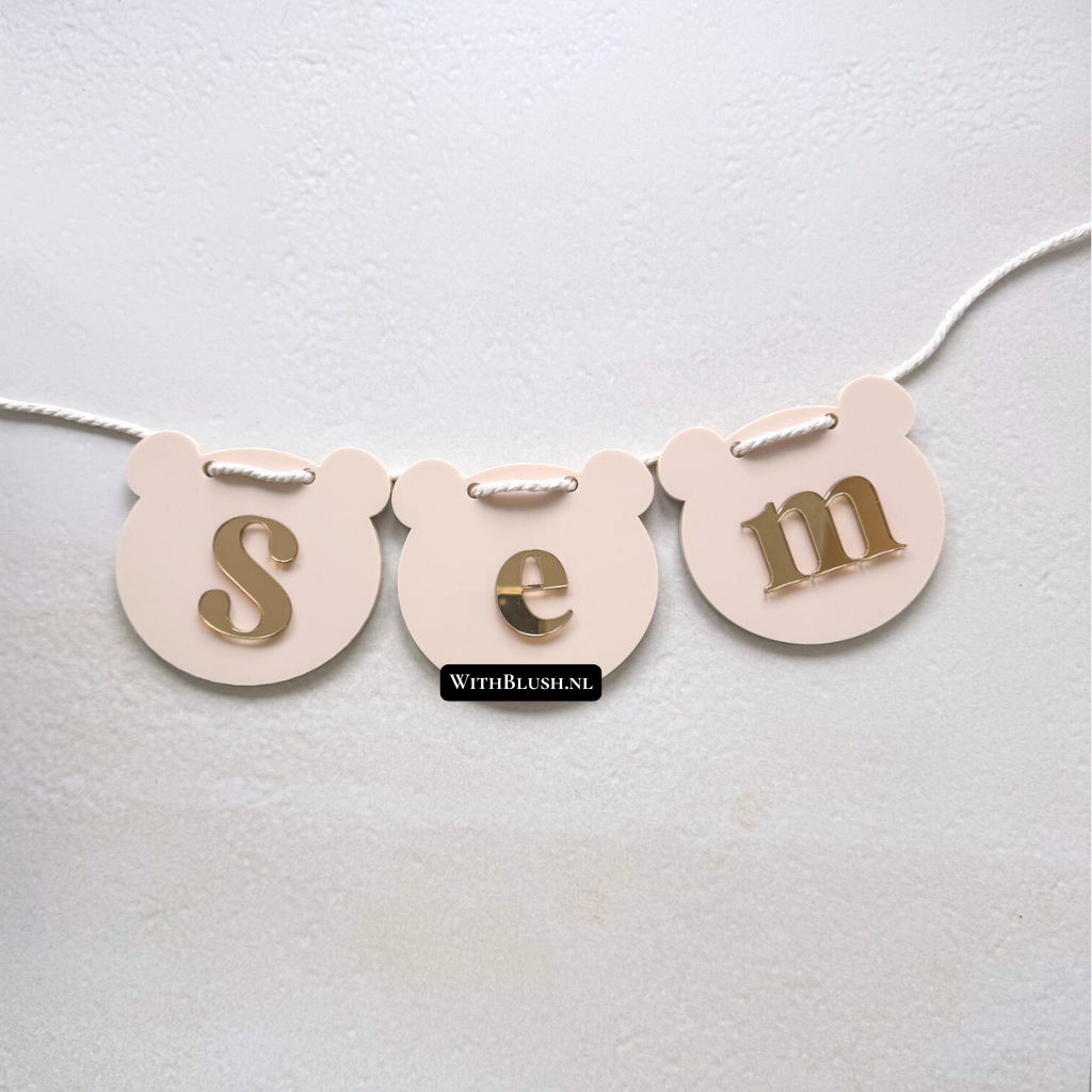 Teddybeertjes naamslinger met zelf gekozen kleuren en spiegel plexiglas letters