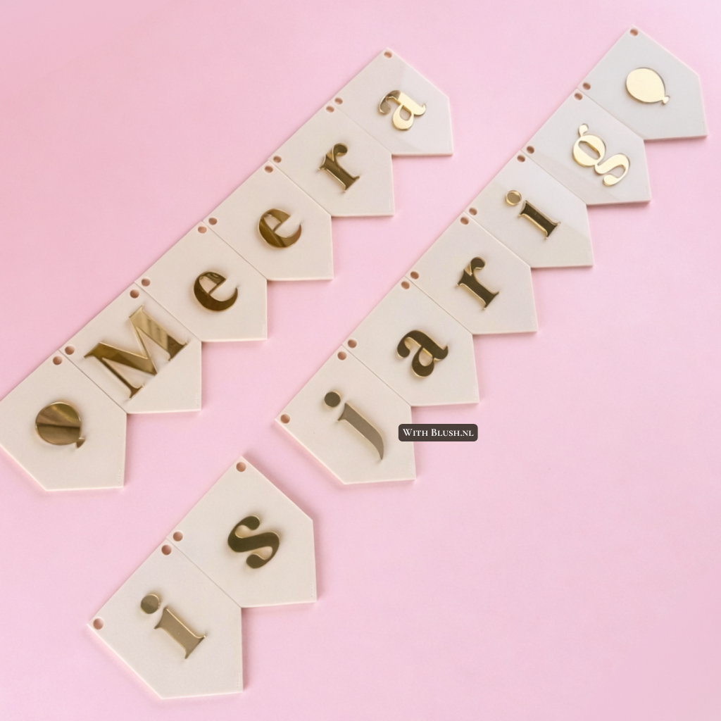 vlaggenlijn van plexiglas meera is jarig in beige plexiglas met ballon als begin en eindvlag