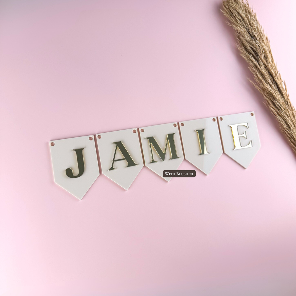 Naamslinger met beige glossy plexiglas vlaggetjes en spiegelgoud plexiglas naamletters, handgemaakt en volledig personaliseerbaar.