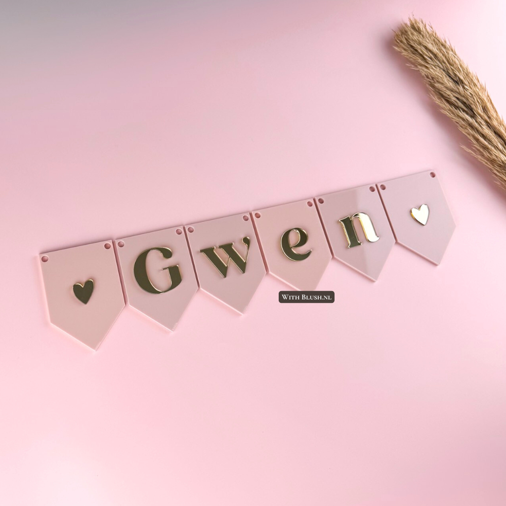 Gepersonaliseerde naamslinger van roze glanzend plexiglas met spiegelgouden letters en hartjes, stijlvolle decoratie voor babykamer of verjaardag