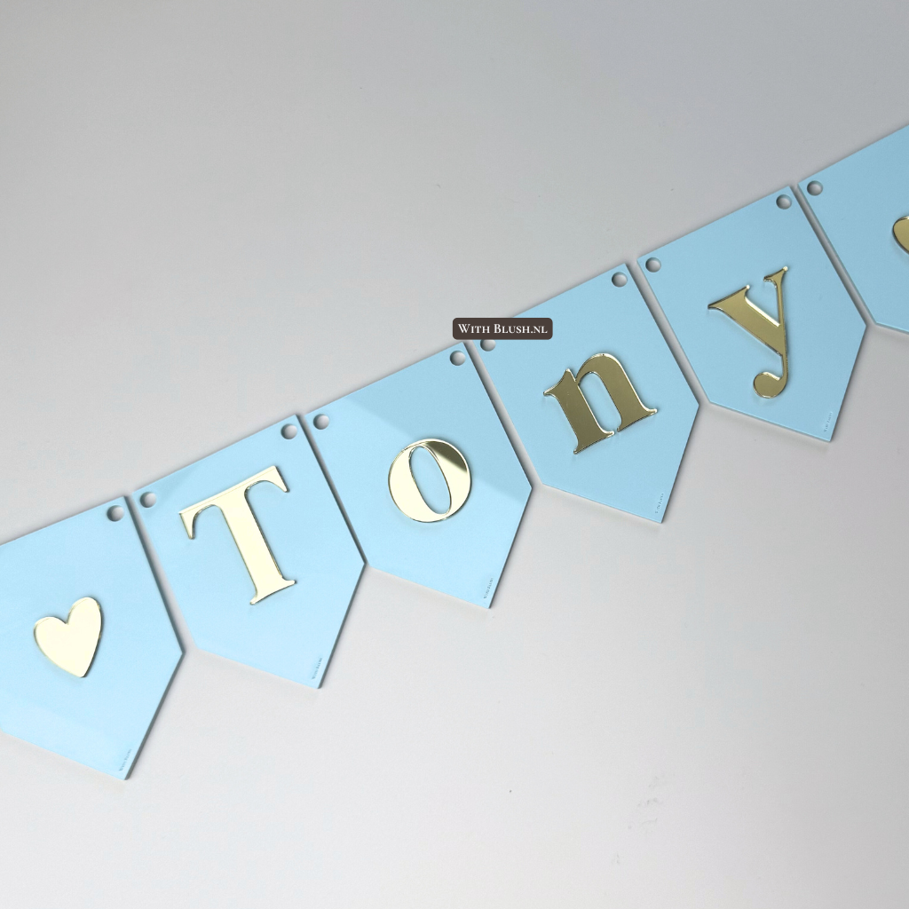 vlaggenlijn van plexiglas in de kleur lichtblauw met spiegel goud letters van acryl plexiglas