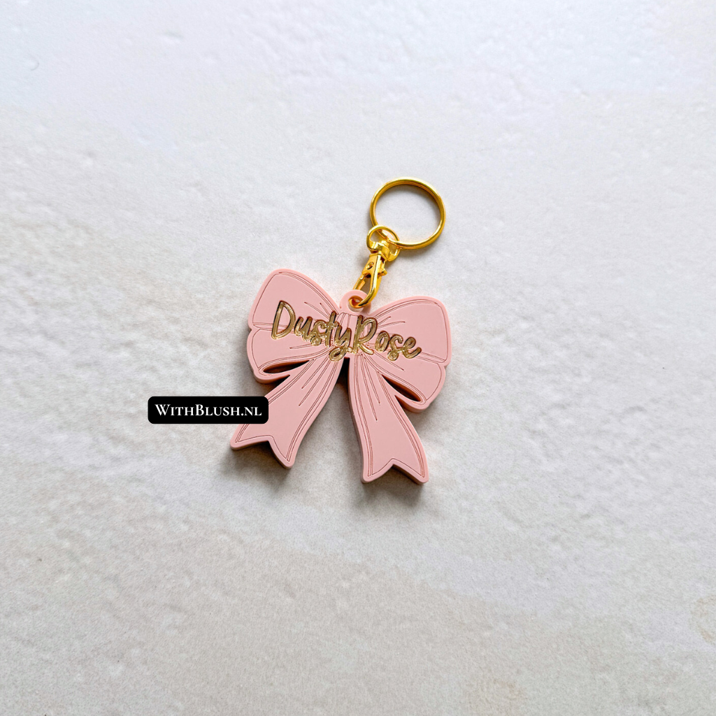 gepersonaliseerde nfc sleutelhanger in de vorm van een strik met naam