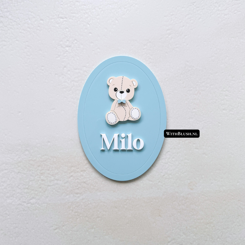 Handgemaakt naambordje met naam en zachte kleurencombinatie van gekleurd acryl