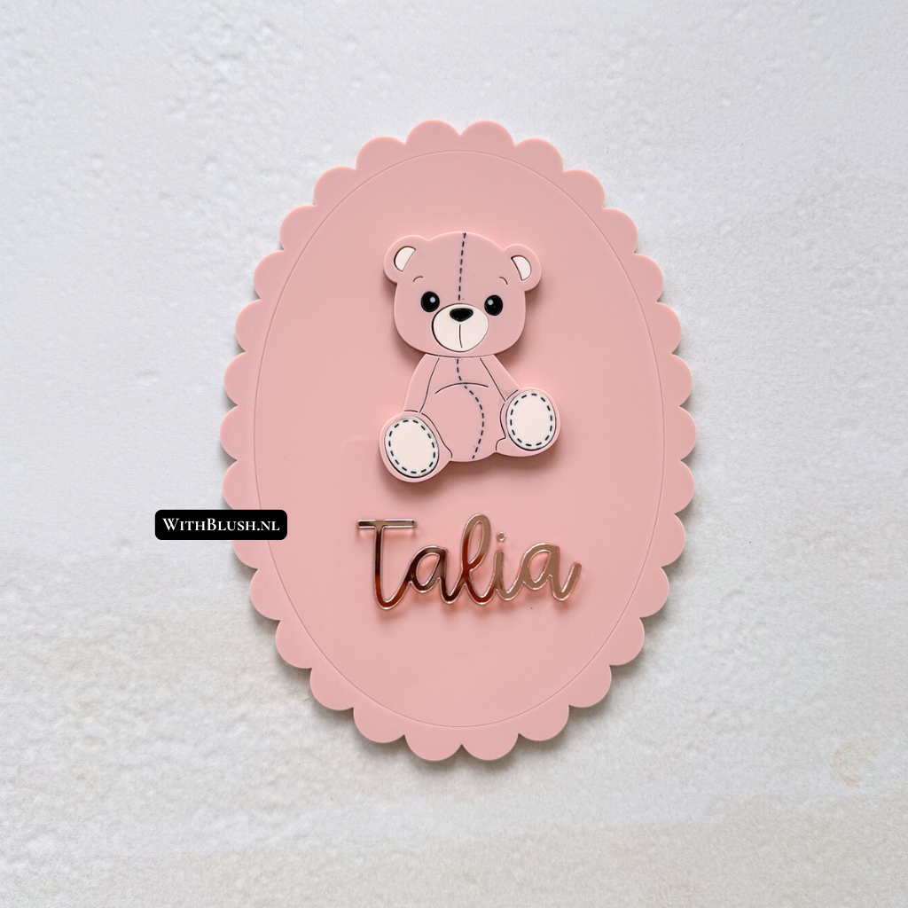 Decoratief roze naamplaatje voor babykamer met geschulpte rand
