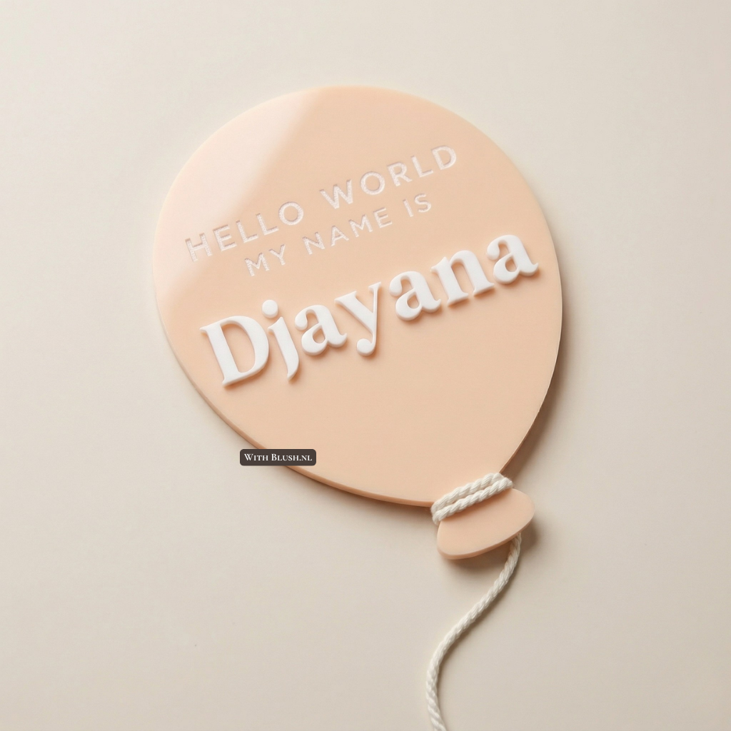 Perzikkleurig acryl geboortebord in ballonvorm met witte letters en de naam Djayana
