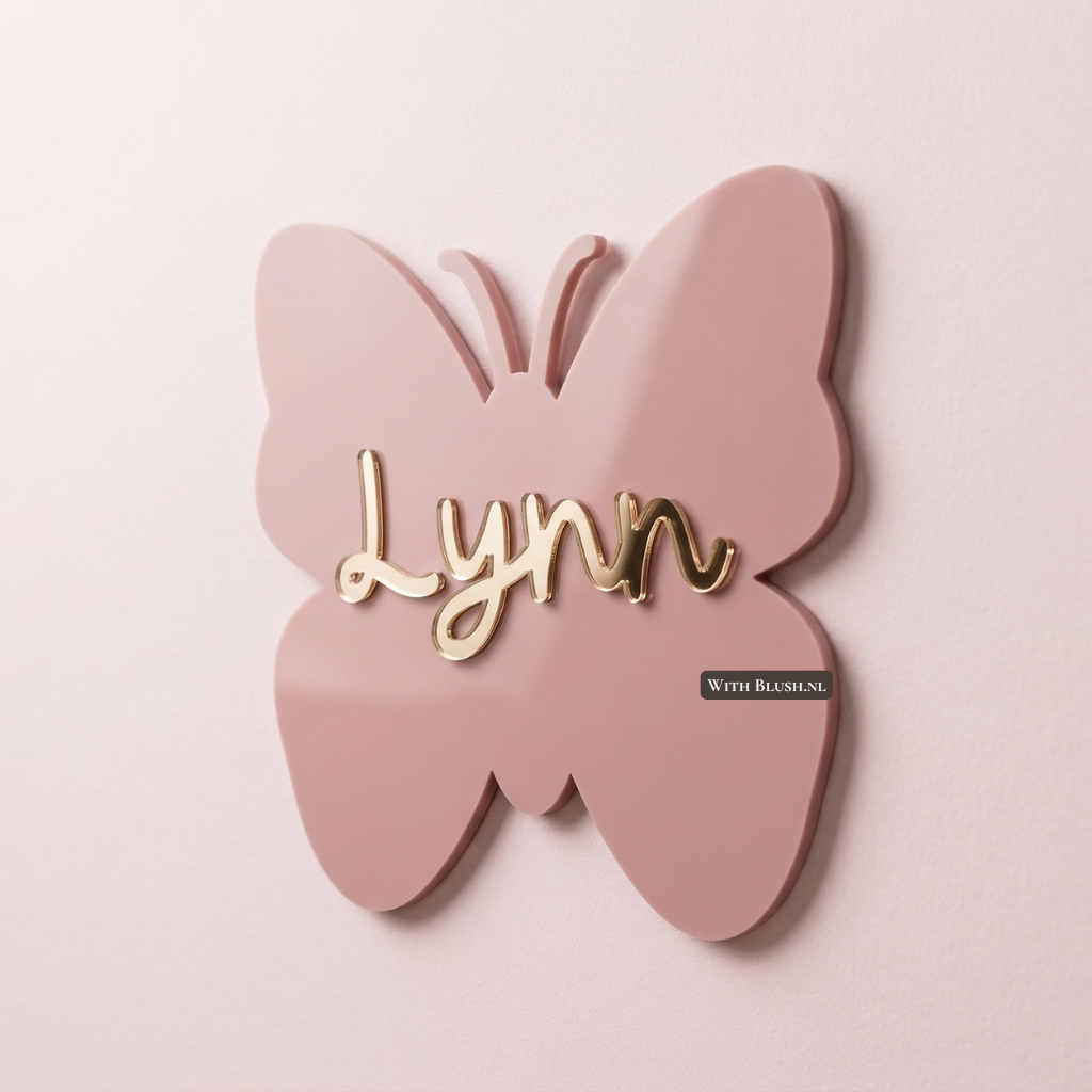 Roze acryl plexiglas naambord in vlindervorm met gouden spiegelletters en de naam Lynn