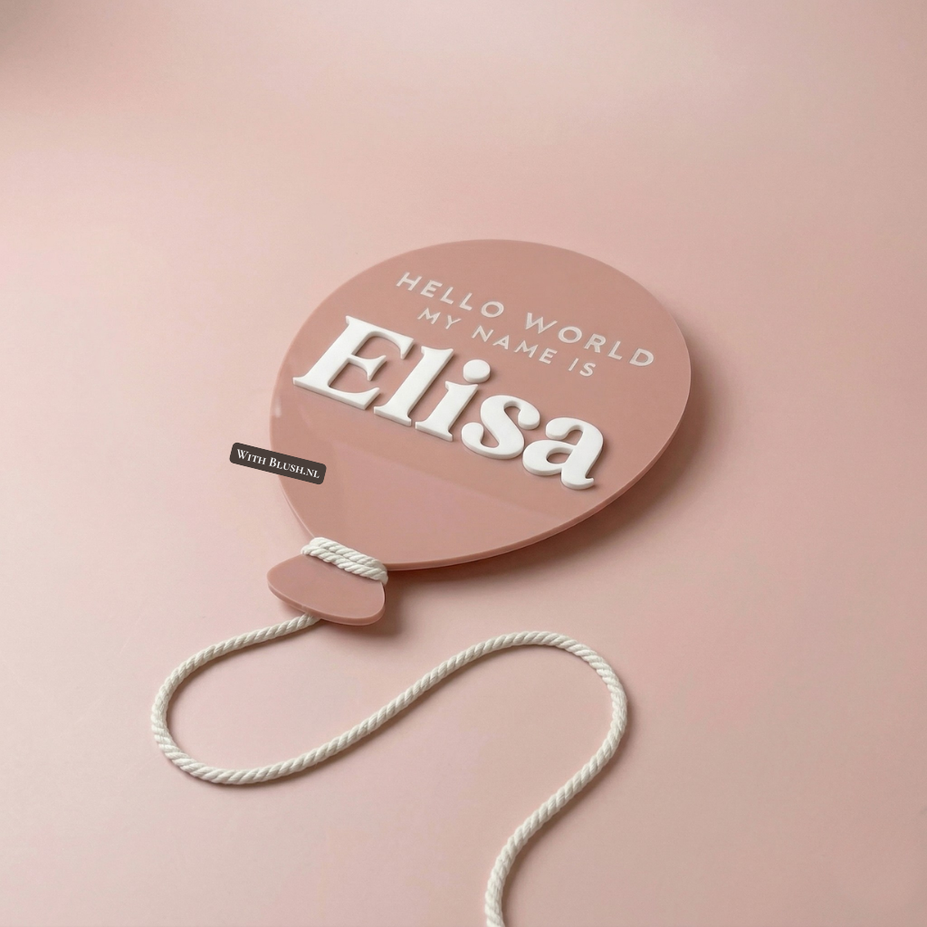 Roze plexiglas geboorteaankondiging in ballonvorm met witte letters en de naam Elisa