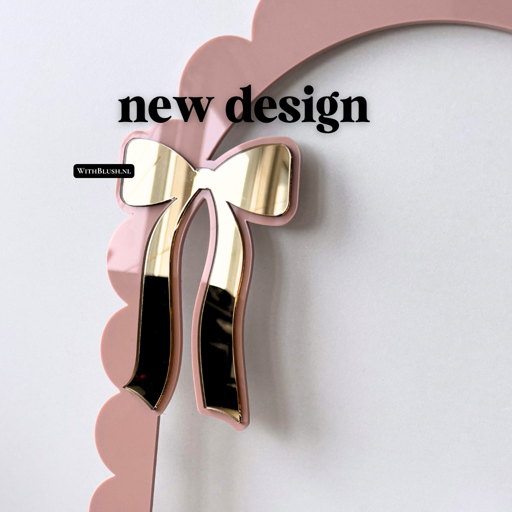 Kinderkamer affirmatie spiegel met positieve teksten, borderkleur naar keuze en gegraveerde naam onderaan.