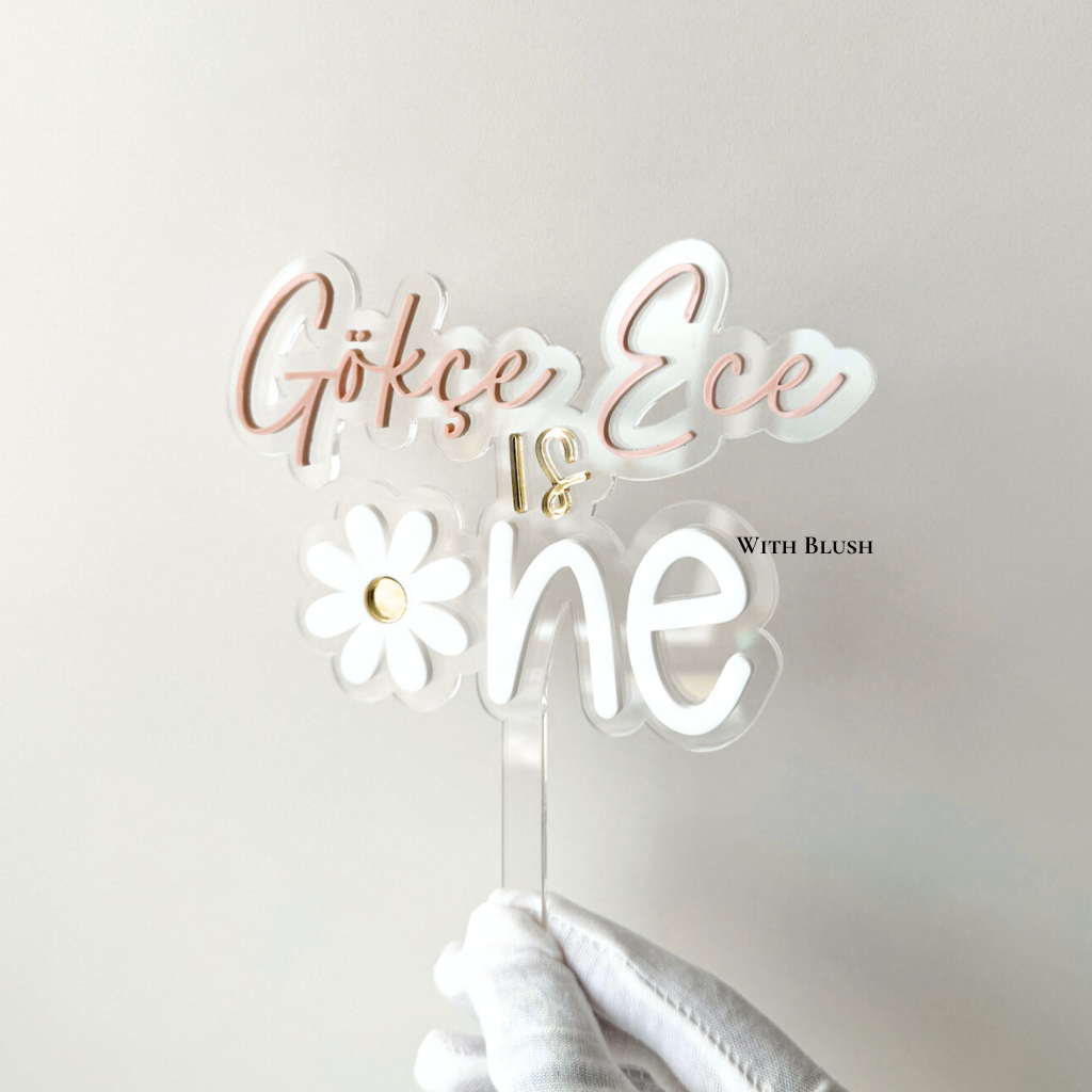 Gepersonaliseerde taarttopper “ONE” met madeliefje en naam in roze plexiglas, spiegel goud en wit plexiglas