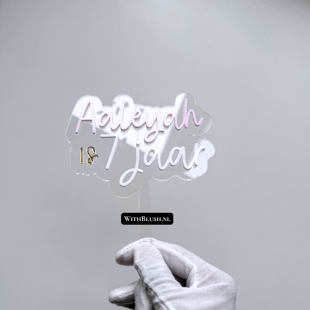 taarttopper met naam van roze gekleurd plexiglas