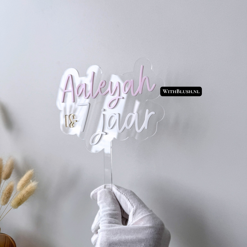 taarttopper met naam van gekleurd roze acryl